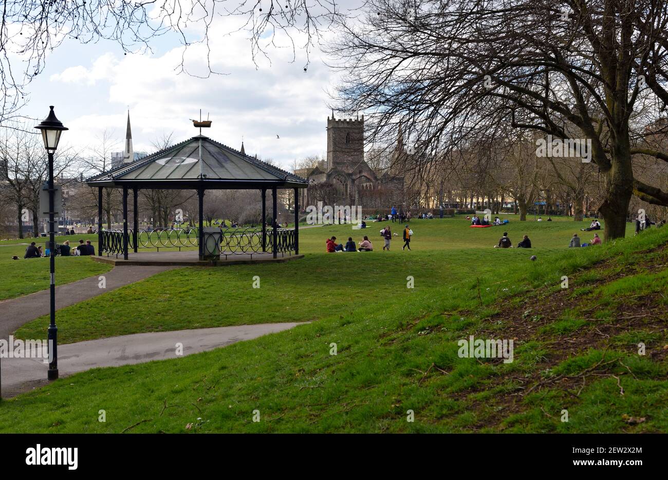 Fine settimana invernale nel Parco del Castello di Bristol con stand band e la storica chiesa di San Pietro, Regno Unito Foto Stock