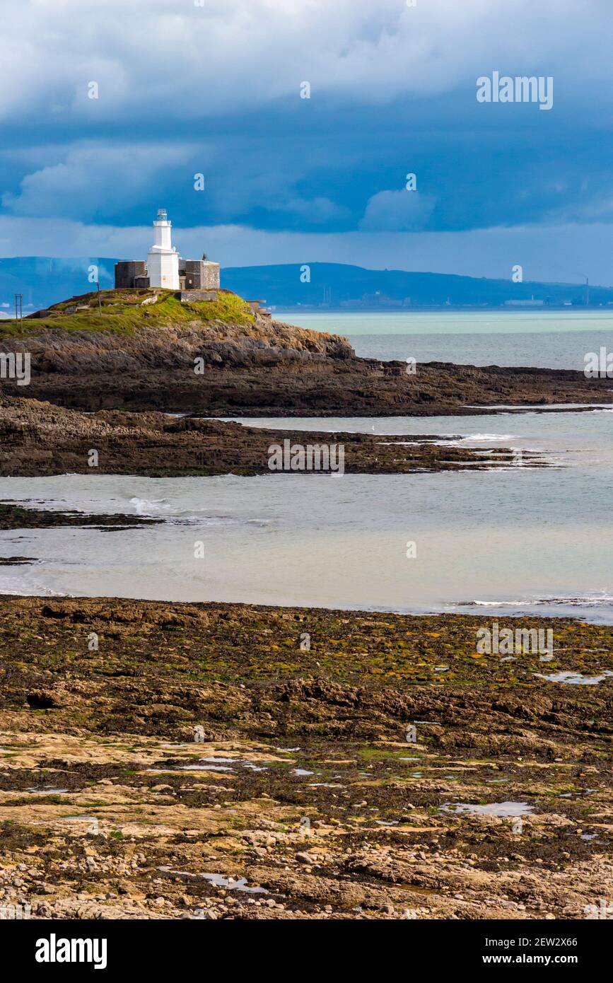 Bracelet Bay e Mumbles Lighthouse e costruito nel 1794 La costa sud-orientale della penisola di Gower vicino a Swansea Nel Galles del Sud Regno Unito Foto Stock