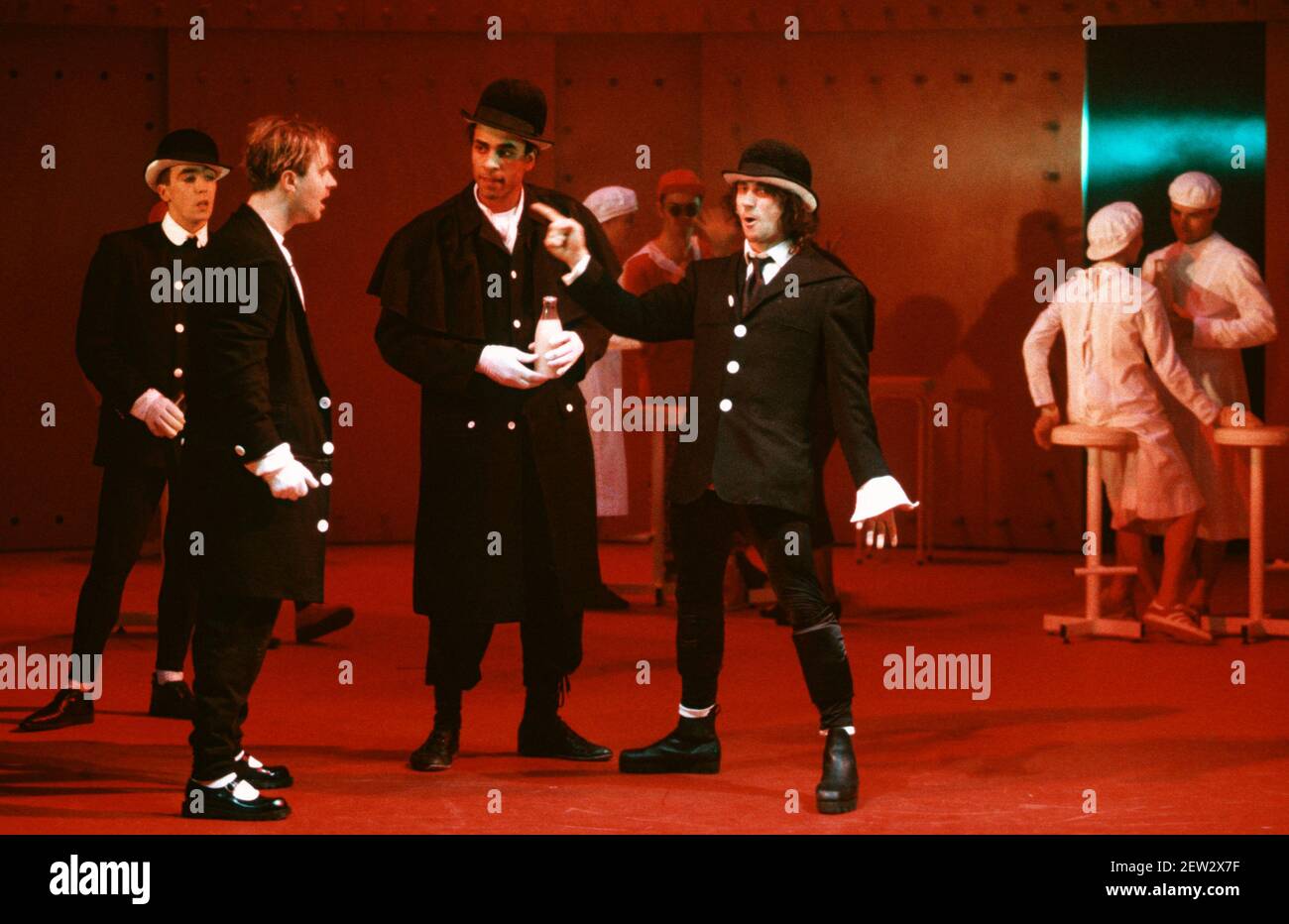 The Droog - l-r: John Hannah (George), Patrick Brennan (Dim), Francis Mark Johnson (Pete), Phil Daniels (Alex) in UN OROLOGIO ARANCIONE 2004 al Barbican Theatre, Londra EC2 06/02/1990 una produzione della Royal Shakespeare Company scritta da Anthony Burgess in collaborazione con Ron Daniels music by The Edge & Bono design: Richard Hudson lighting: David Hersey coreografia: Arlene Phillips Fight: Malcolm Ranson regista: Ron Daniels Foto Stock