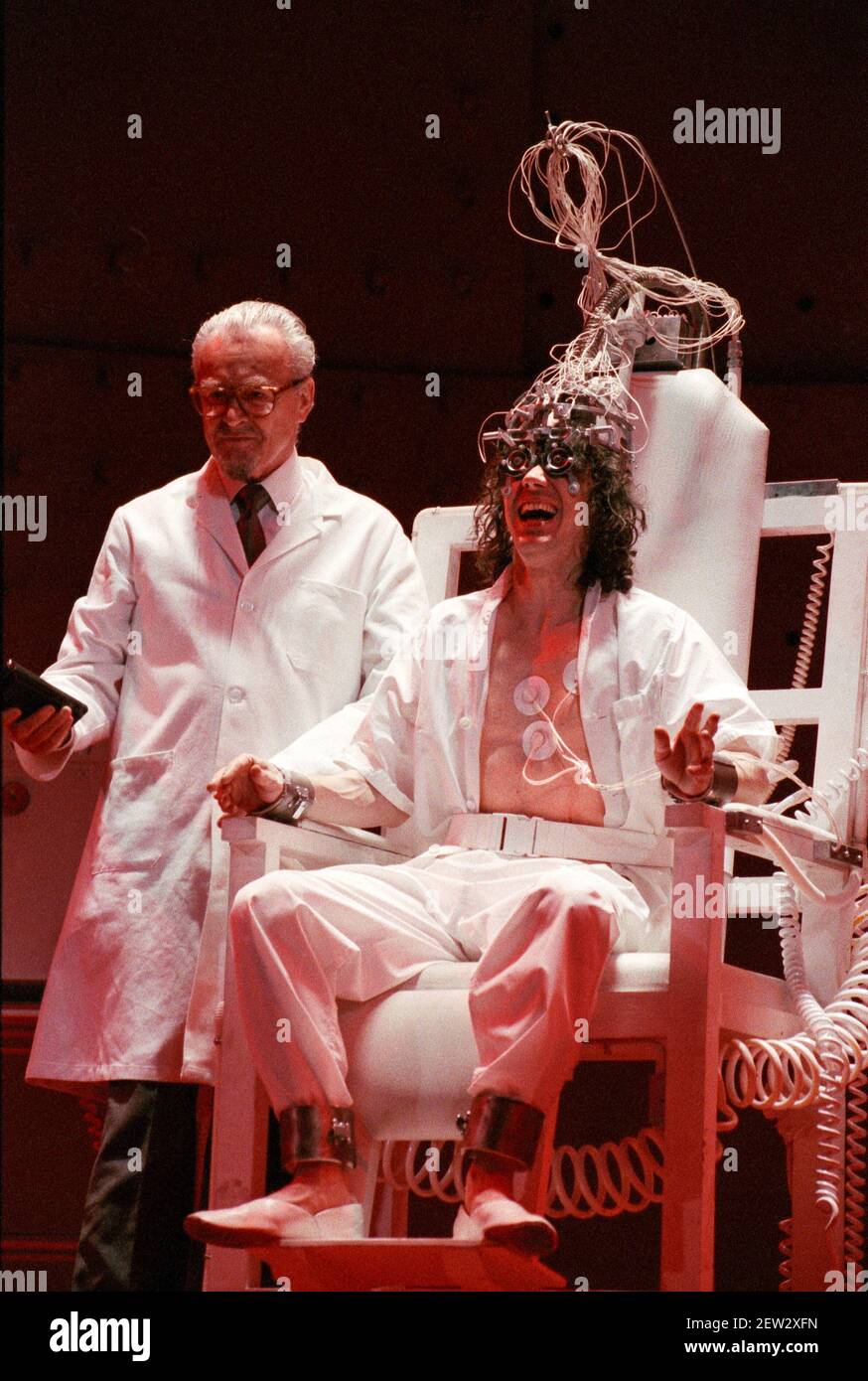 Sottoposto a terapia di avversione - l-r: Russell Enoch (Dr Brodsky), Phil Daniels (Alex) in UN OROLOGIO ARANCIONE 2004 al Royalty Theatre, Londra WC2 26/05/1990 una produzione della Royal Shakespeare Company scritta da Anthony Burgess in collaborazione con Ron Daniels music by The Edge & Bono design: Richard Hudson Lighting: David Hersey coreografia: Arlene Phillips Fight: Malcolm Ranson regista: Ron Daniels Foto Stock
