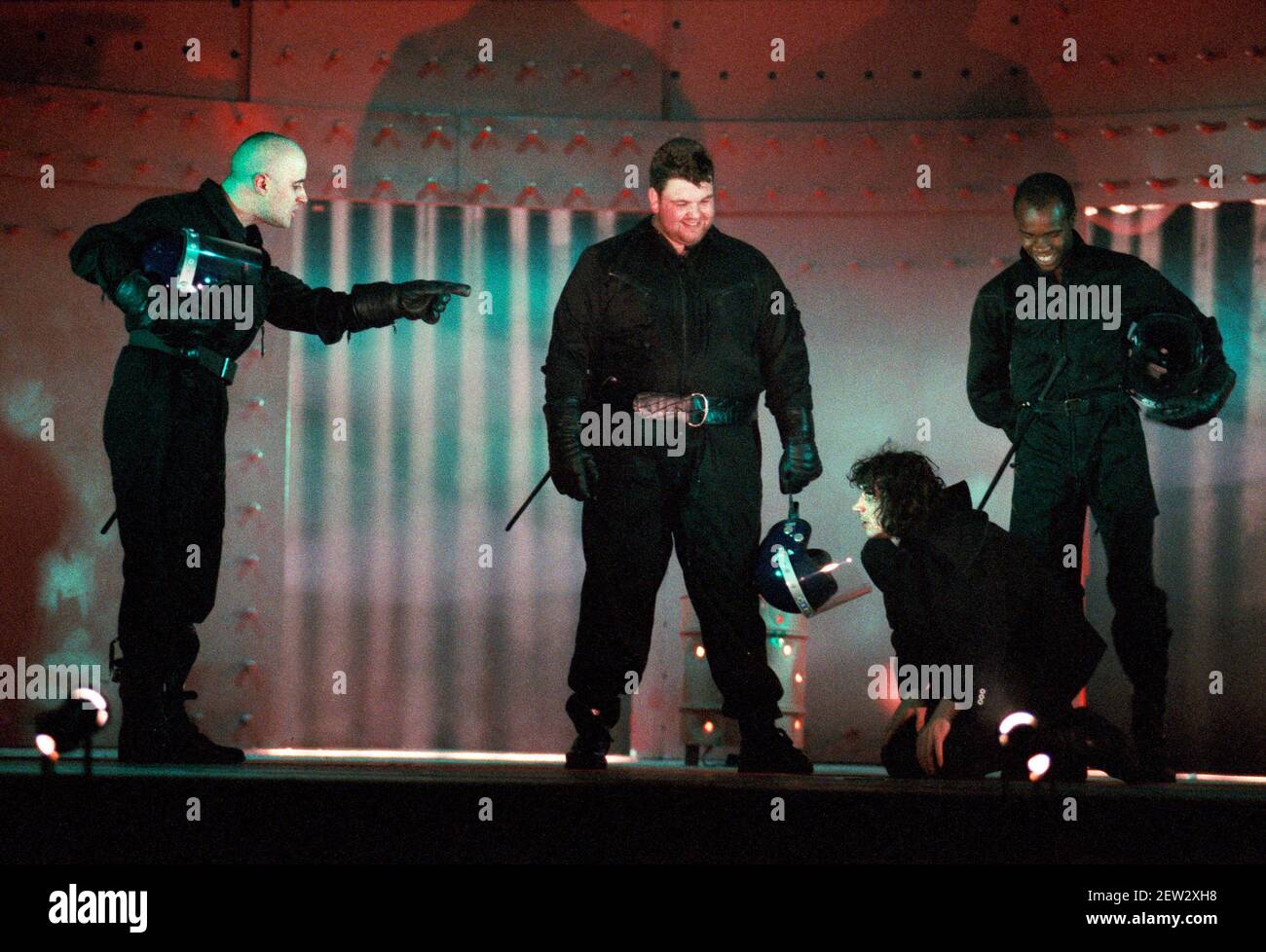 A sinistra: Patrick Brennan (Dim) a destra: Phil Daniels (Alex), Christopher McHallem (Pete) in UN OROLOGIO ARANCIONE 2004 al Royalty Theatre, Londra WC2 26/05/1990 una produzione della Royal Shakespeare Company scritta da Anthony Burgess in collaborazione con Ron Daniels music by The Edge & Bono design: Richard Hudson illuminazione: David Hersey coreografia: Arlene Phillips combatte: Malcolm Ranson regista: Ron Daniels Foto Stock