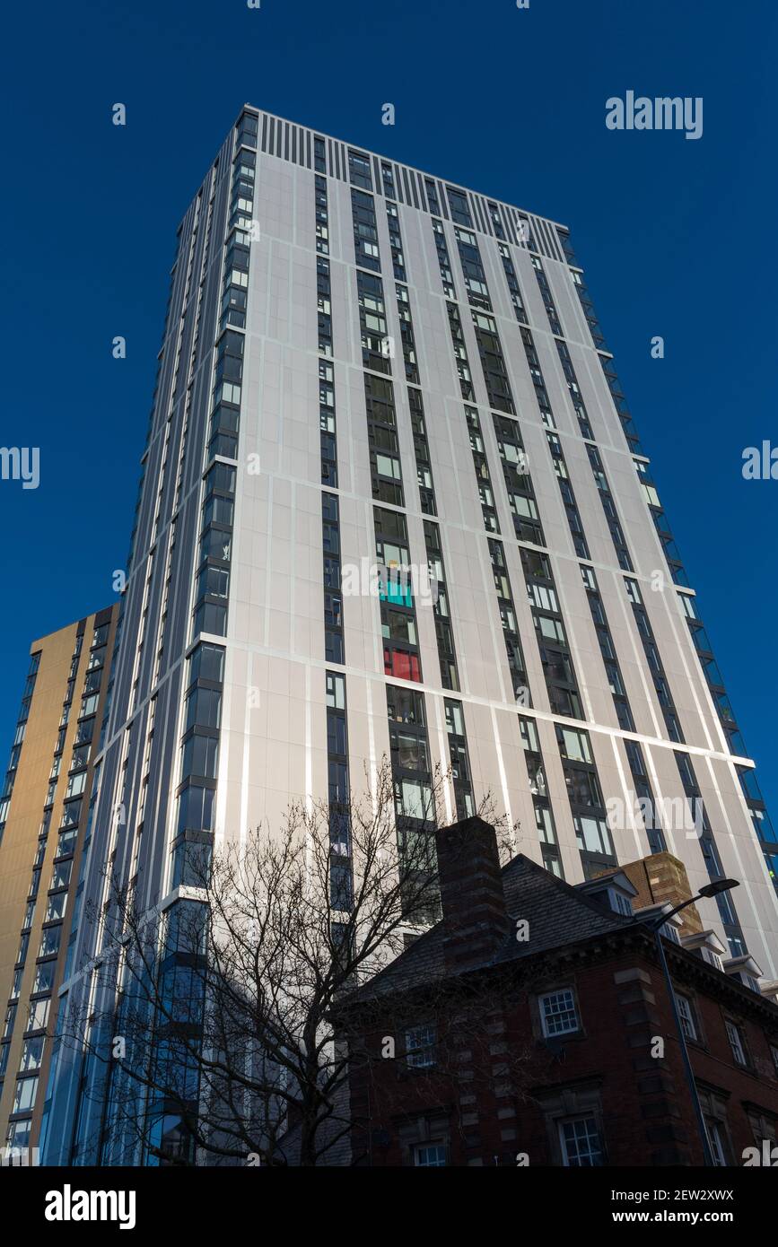 Alto blocco di appartamenti su Broad Street, nel centro di Birmingham Foto Stock