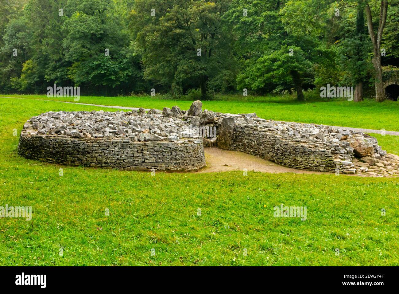 Camera di sepoltura neolitica al Parc le Breos del Parco le Bruce un parco medievale di cervi a sud del Gower Peninsula vicino Swansea Wales UK Foto Stock