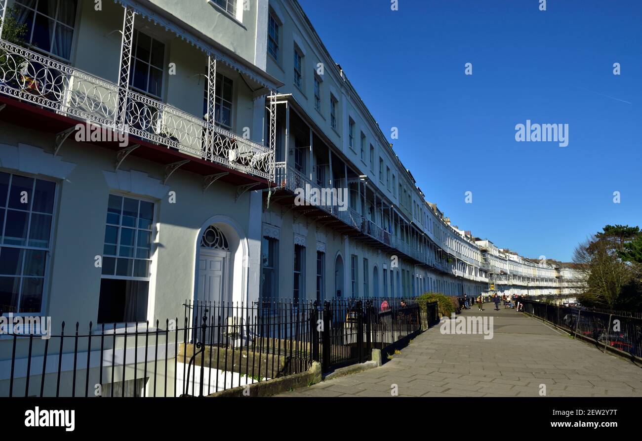 Eleganti case georgiane, molte divise in appartamenti, della storica Royal York Crescent a Clifton, Bristol, Regno Unito Foto Stock