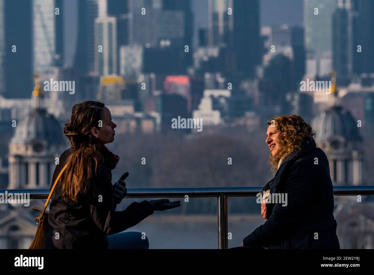 Londra, Regno Unito. 2 marzo 2021. La gente apprezza il tempo primaverile e le vedute di Canary Wharf, del Navalk College e del Museo Marittimo chiuso da Greenwich Park, mentre Londra rimane in blocco 3. Credit: Guy Bell/Alamy Live News Foto Stock