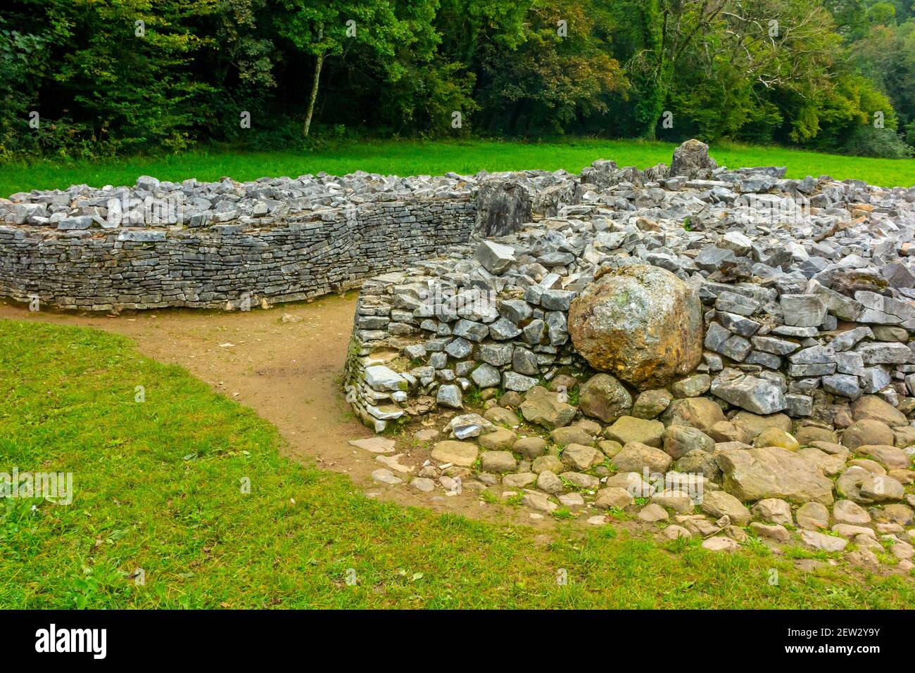 Camera di sepoltura neolitica al Parc le Breos del Parco le Bruce un parco medievale di cervi a sud del Gower Peninsula vicino Swansea Wales UK Foto Stock