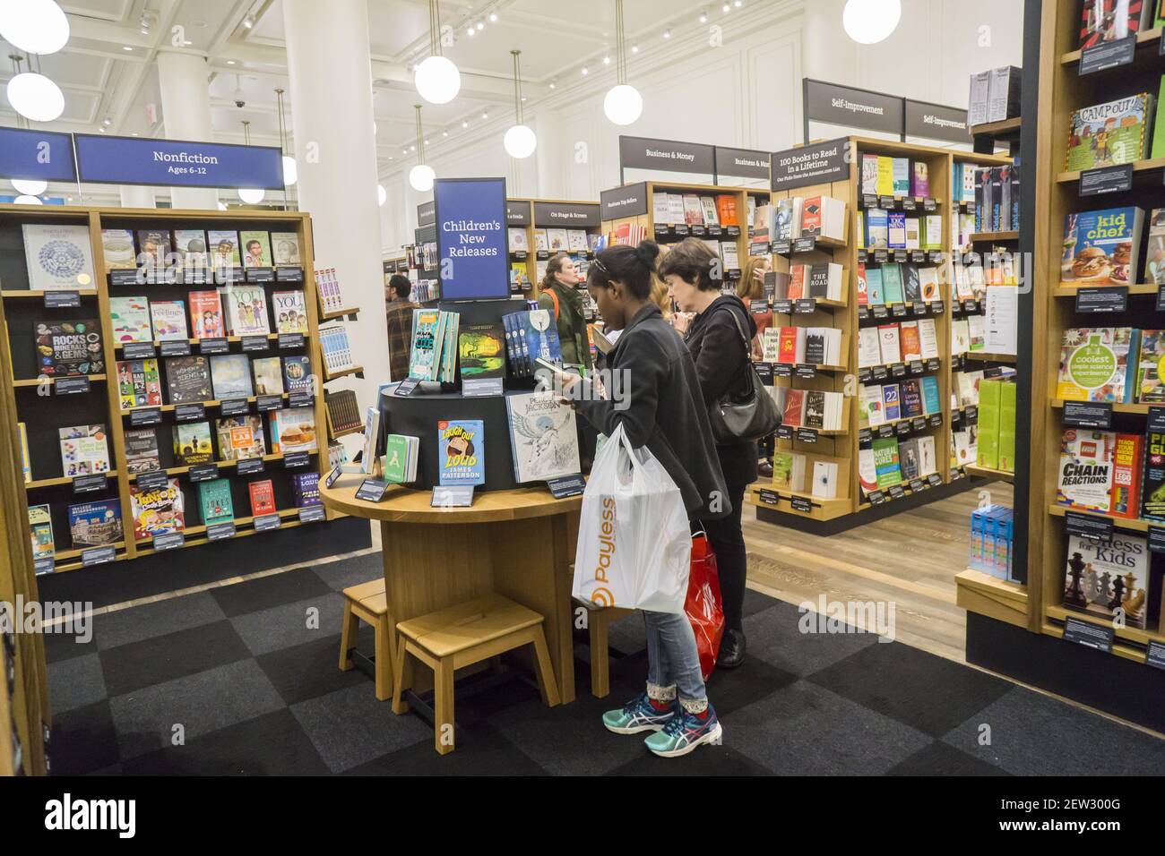 I clienti fanno acquisti e sfogliano i nuovi libri Amazon nel quartiere  commerciale di Herald Square a New York il giorno di apertura, martedì 29  agosto 2017. Il negozio è il secondo
