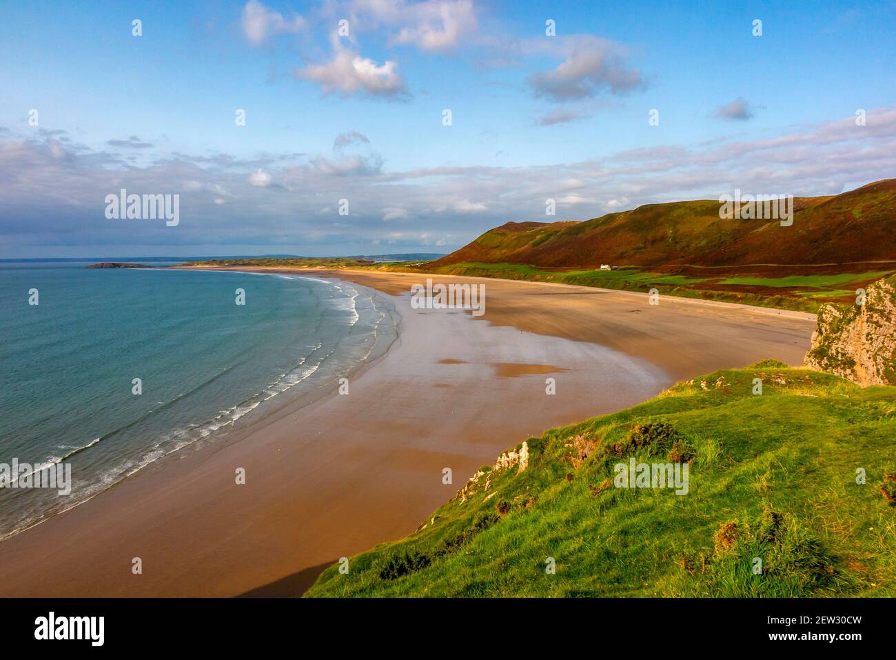 Vista sulla spiaggia sabbiosa di Rhossili Bay sul Costa sud-ovest della penisola di Gower vicino a Swansea in Galles del Sud Regno Unito Foto Stock