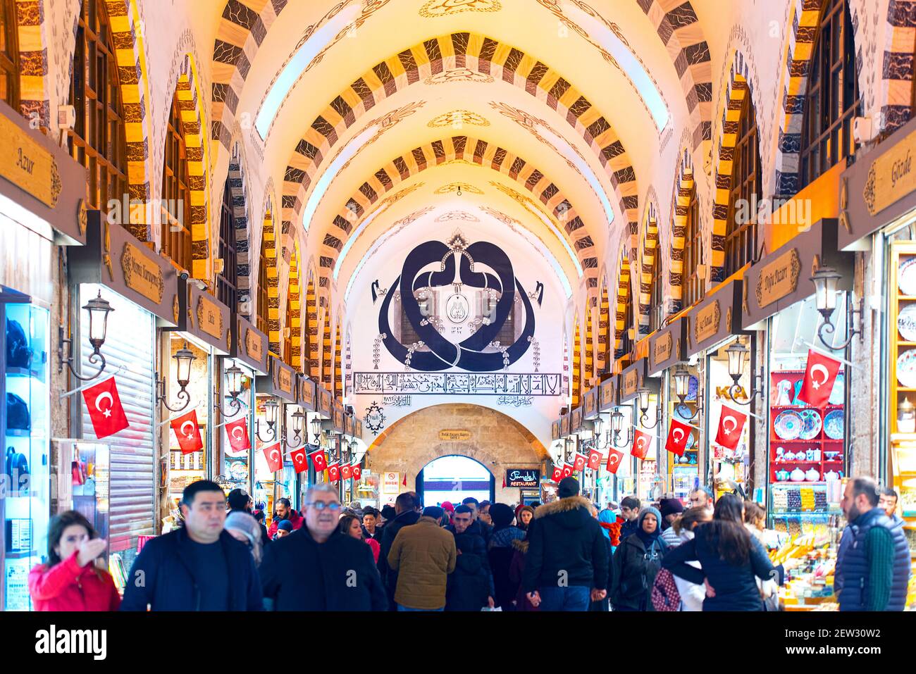 ISTANBUL - DEC 29: Interno del bazar egiziano mercato o mercato delle spezie con la gente a Istanbul, dicembre 29. 2019 in Turchia Foto Stock