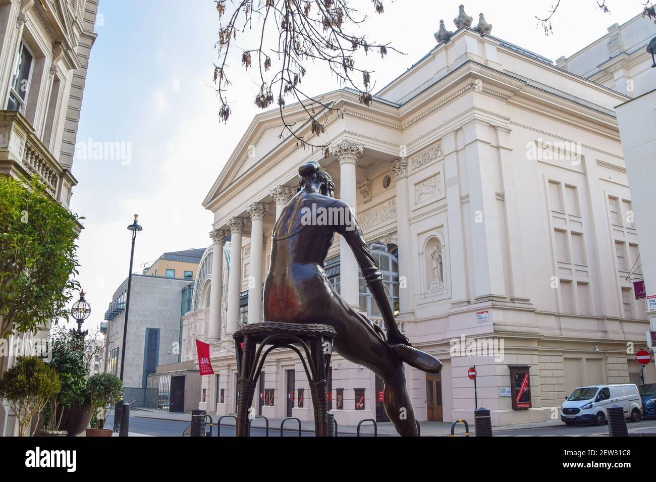 La Royal Opera House e la statua del giovane ballerino di Enzo Plazzotta a Covent Garden, Londra. Foto Stock