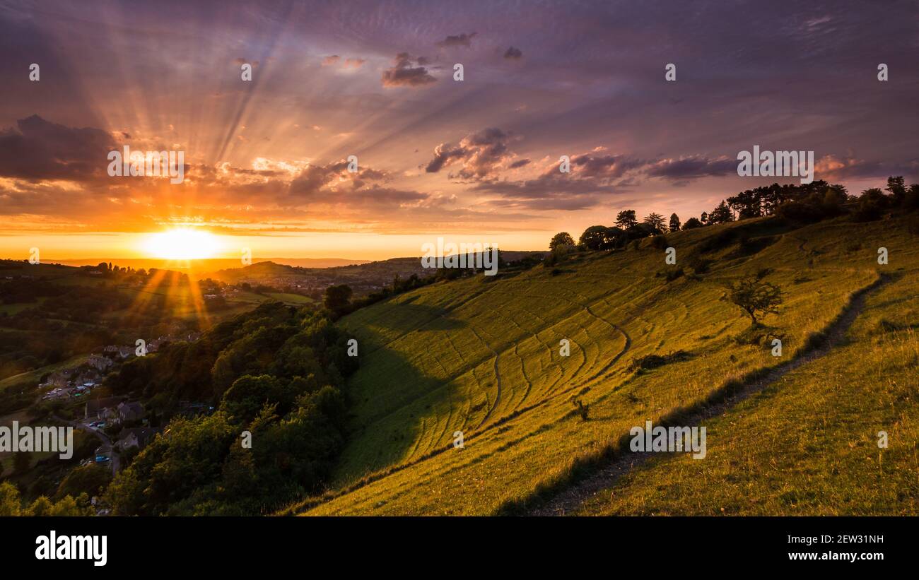 Il tramonto illumina Rodborough Common nelle Cotswolds Foto Stock