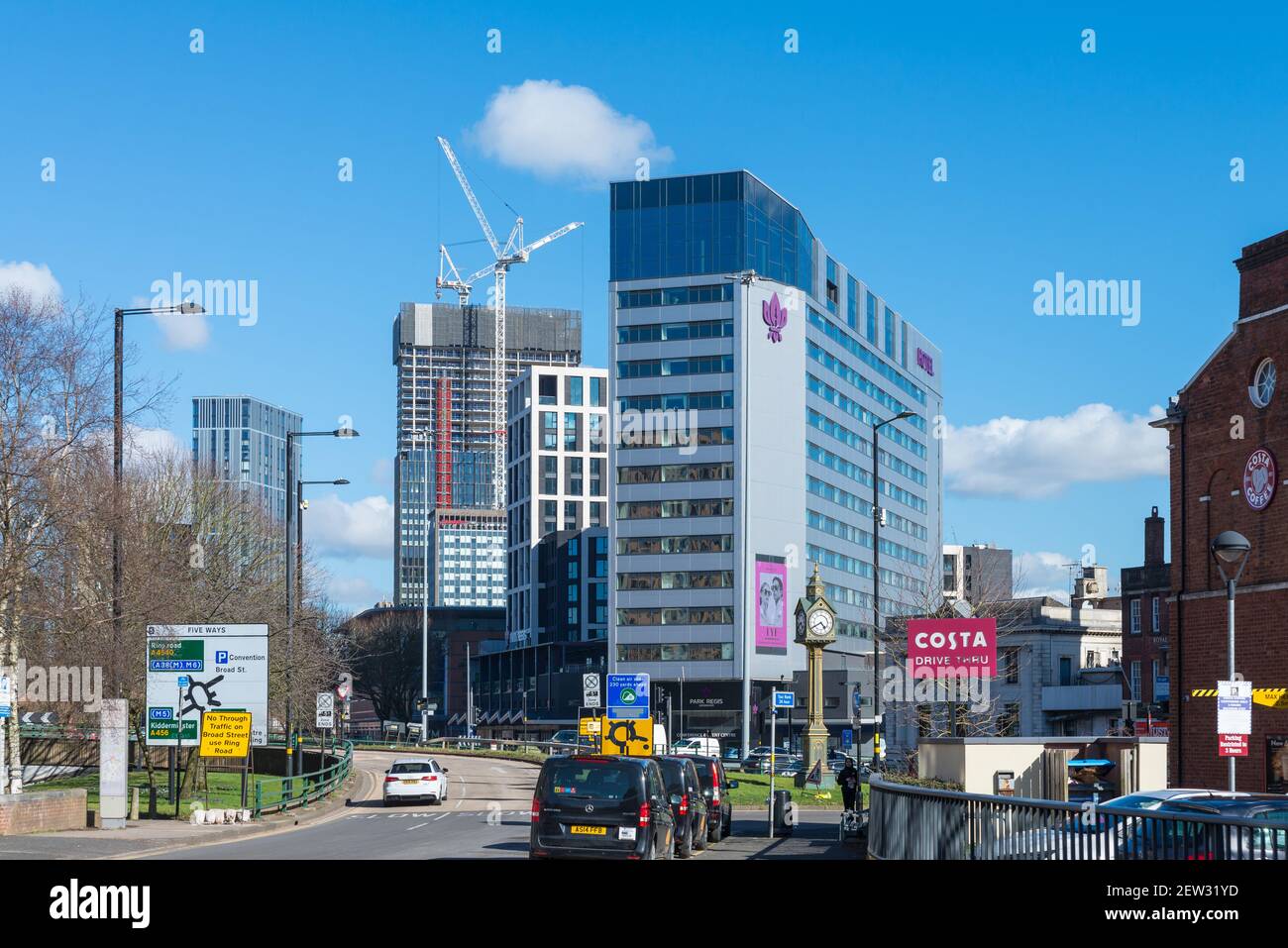 Lo skyline di Birmingham in cinque modi mostra alti edifici Broad Street e il Park Regis Hotel Foto Stock