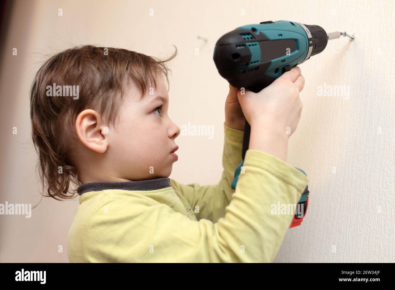 Âoy gira i cacciaviti senza fili a vite a casa Foto Stock