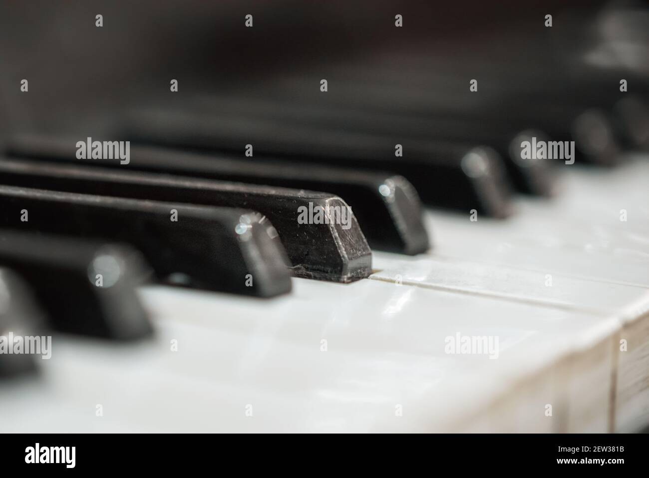 tasti in bianco e nero di un vecchio piano vintage vicino su Foto Stock