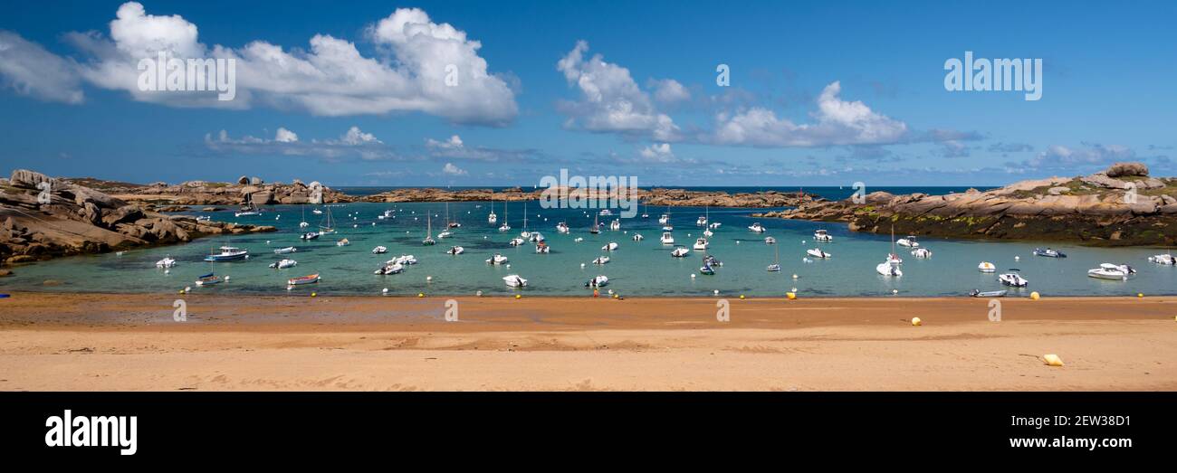Barche a vela sulla spiaggia di Coz-Pors a Tregastel, Côtes d'Armor, Bretagna, Francia Foto Stock