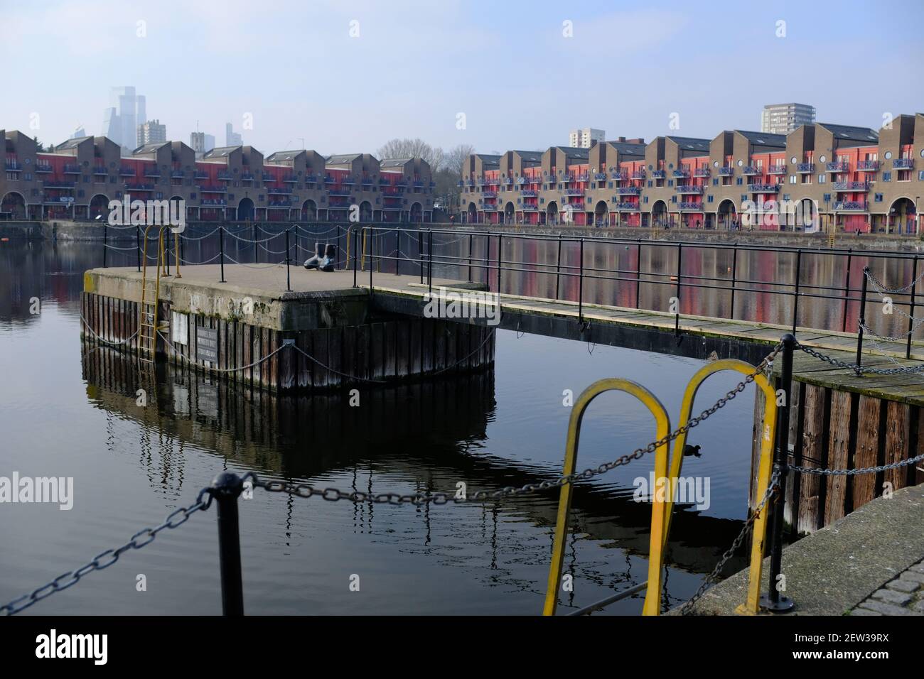 LONDRA - 2 MARZO 2021: L'alloggio Shadwell Basin e il molo di svago a Wapping. Foto Stock