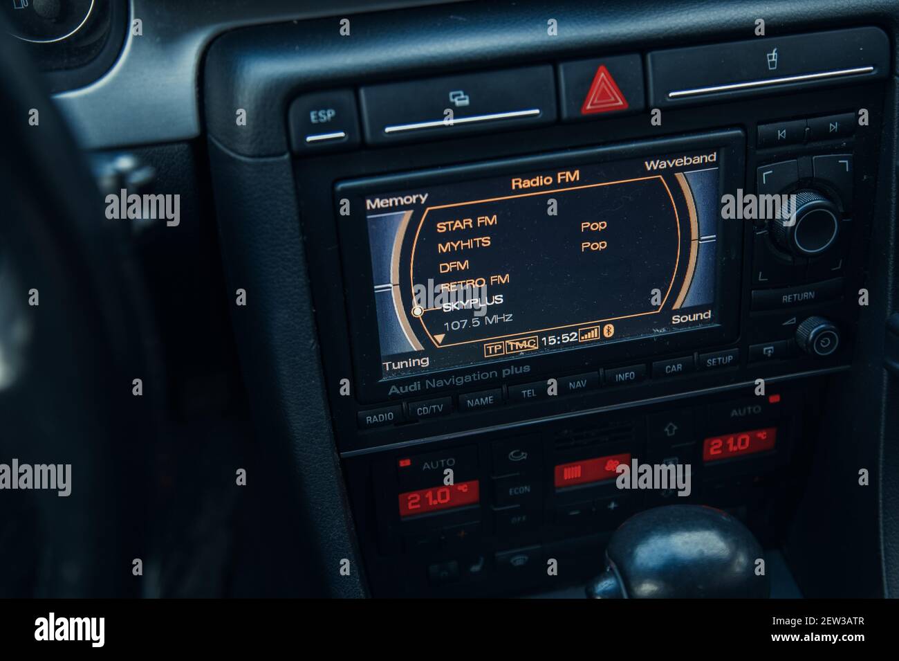 Lo schermo viene visualizzato in un'auto con un interno nero Foto Stock