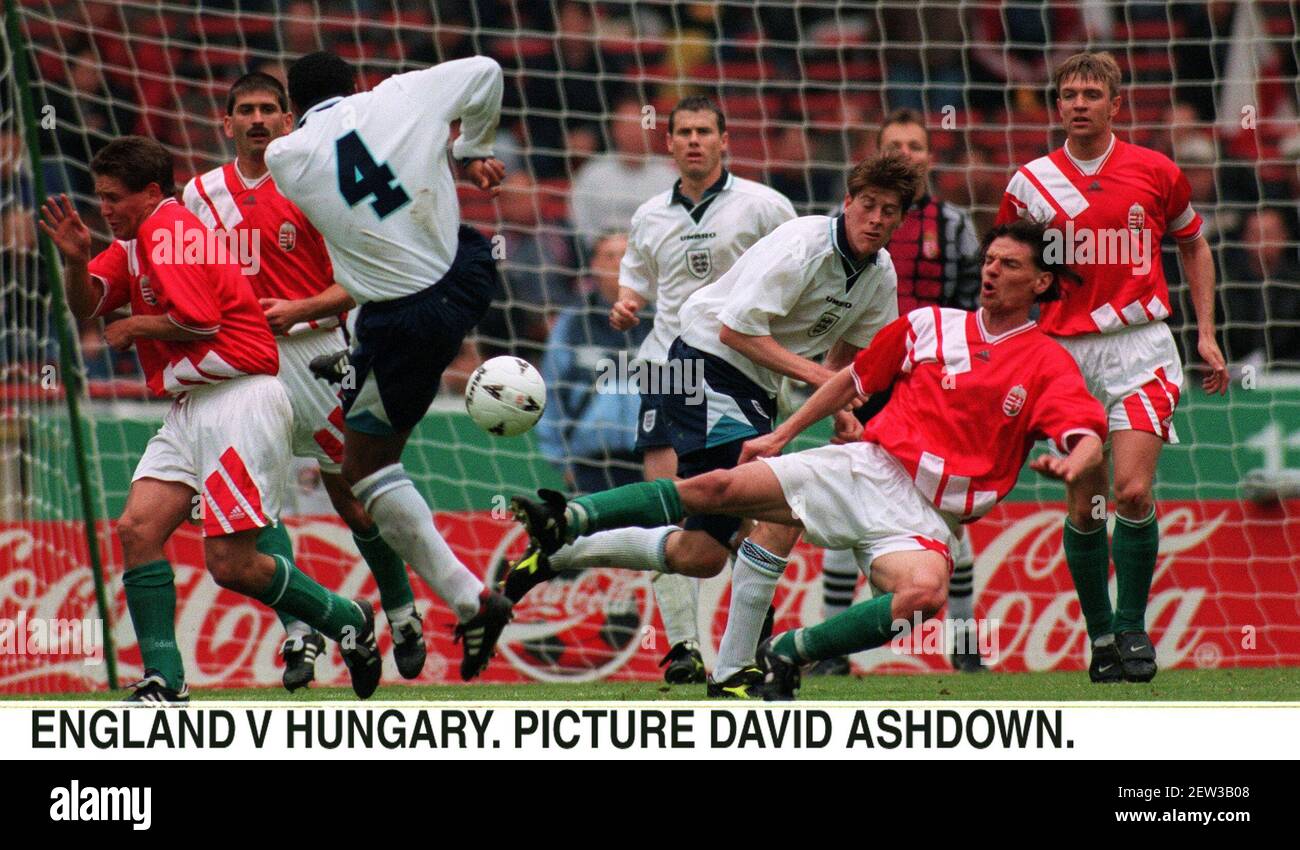 Paul Ince dell'Inghilterra spara per gol passato l'Inghilterra e. Giocatori ungheresi durante l'Internazionale a Wembley Foto Stock