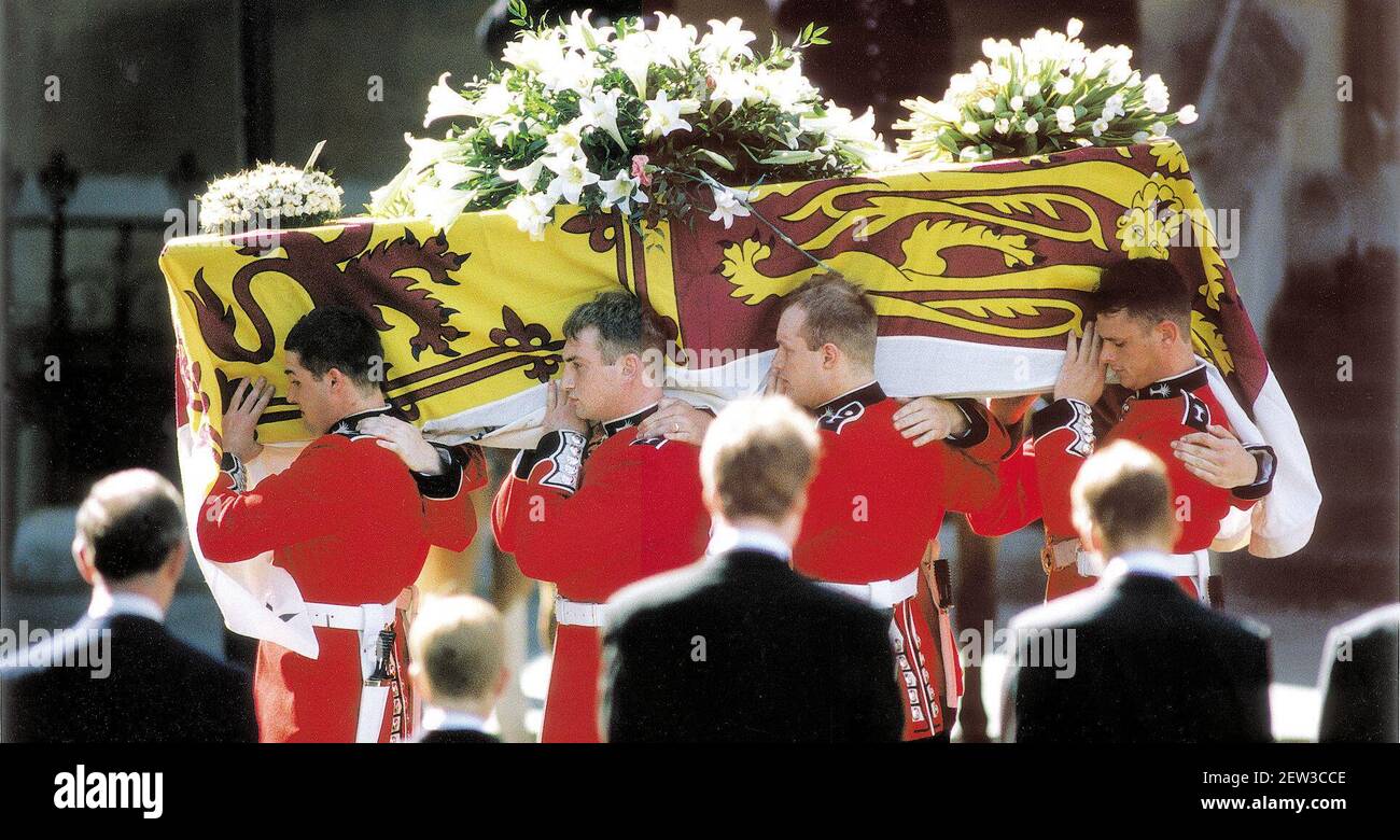 Principessa Diana funerale 6 settembre 1997Coffin della principessa Diana essere Trasportato dall'Abbazia di Westminster dai membri delle Guardie gallesi Dopo il servizio funerale guardato dal principe William Harry Charles Ear Spencer Foto Stock