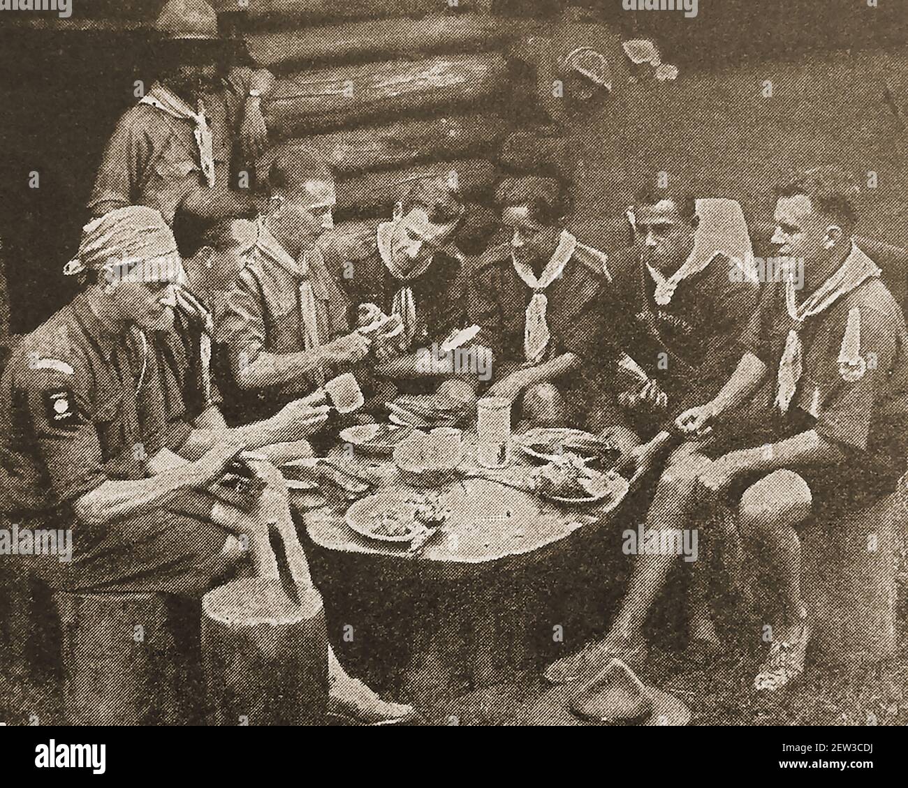 Una foto stampa del 1929 che mostra scout internazionali che partecipano al Grande Jamboree al Parco Arrowe, Birkenhead. Foto Stock