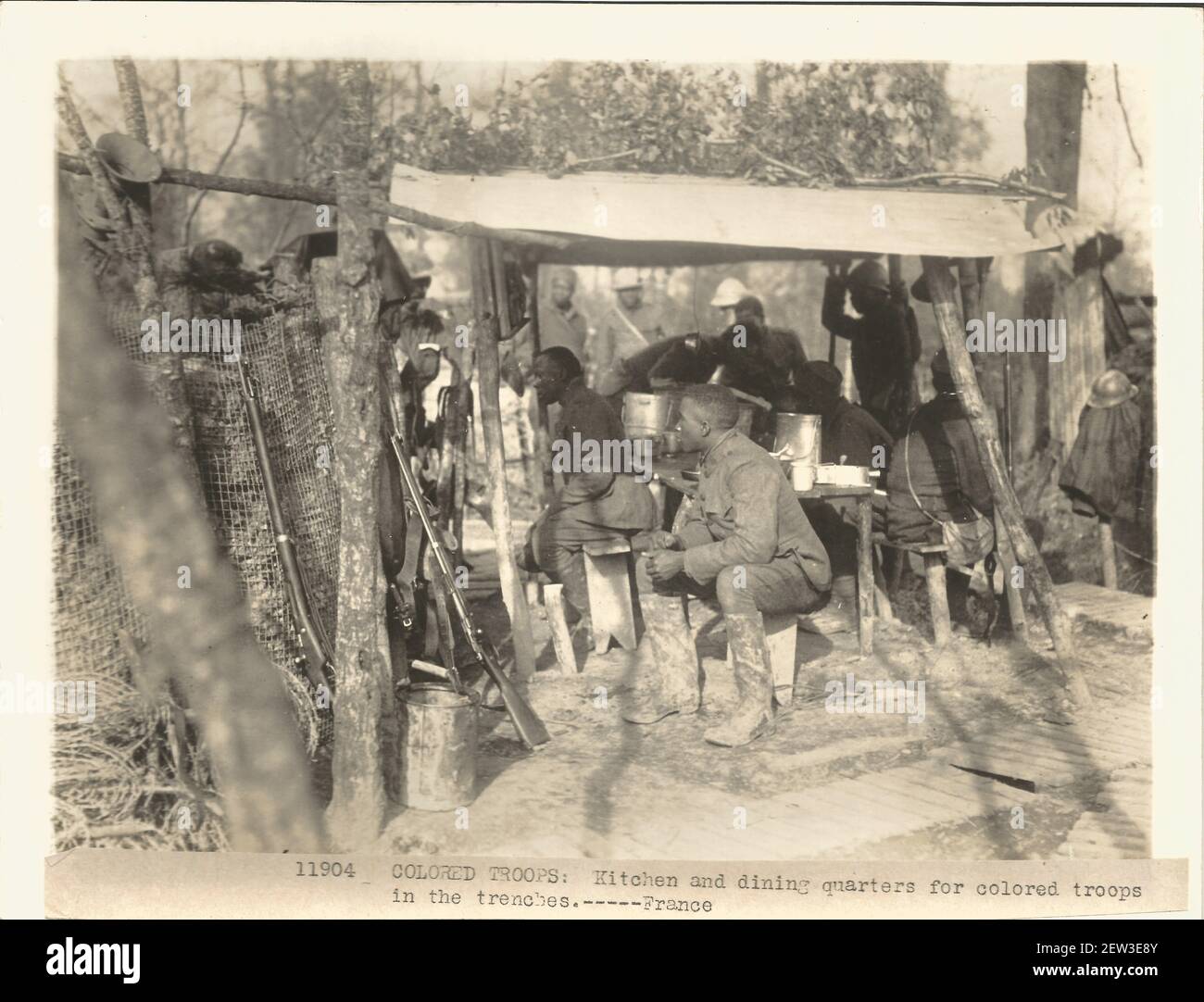 WWI WW1 truppe nere che servono nella fanteria degli Stati Uniti in Europa durante la Grande Guerra. Caption legge truppe colorate cucina e locali da pranzo per le truppe colorate nelle trincee Francia Foto Stock