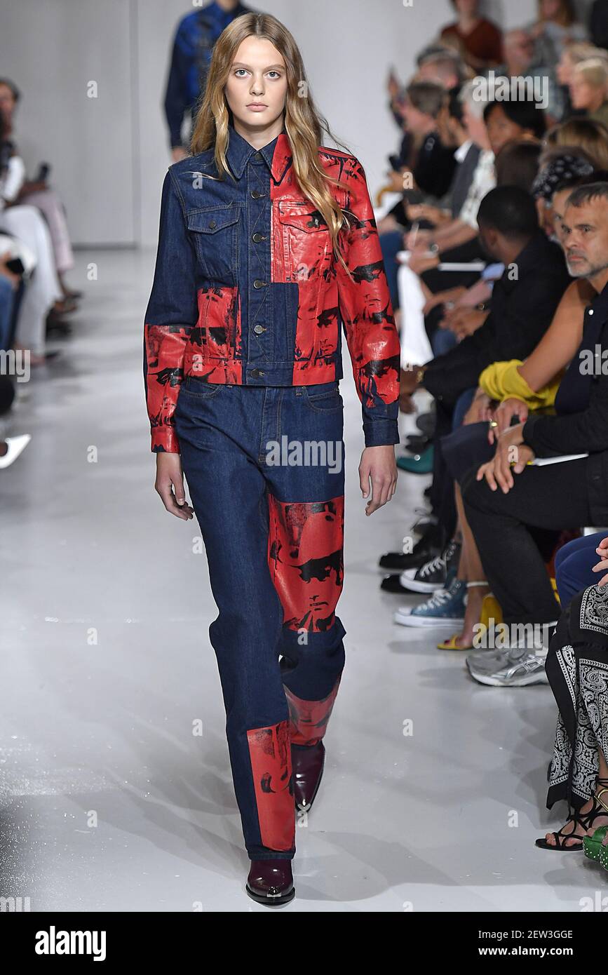 Model Arielle Murtagh cammina sulla pista durante la sfilata di moda Calvin  Klein alla New York Fashion Week Primavera Estate 2018 tenutasi a New York,  NY il 7 settembre 2017. (Foto di