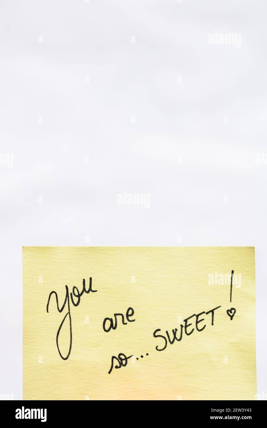 Siete così dolce handwriting testo vicino isolato su carta gialla con spazio di copia. Foto Stock