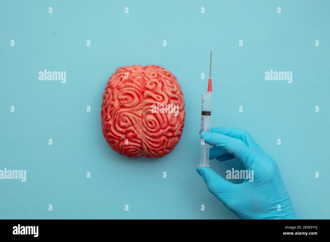 Medico che inietta un cervello con una siringa. Concetto di malattia mentale Foto Stock
