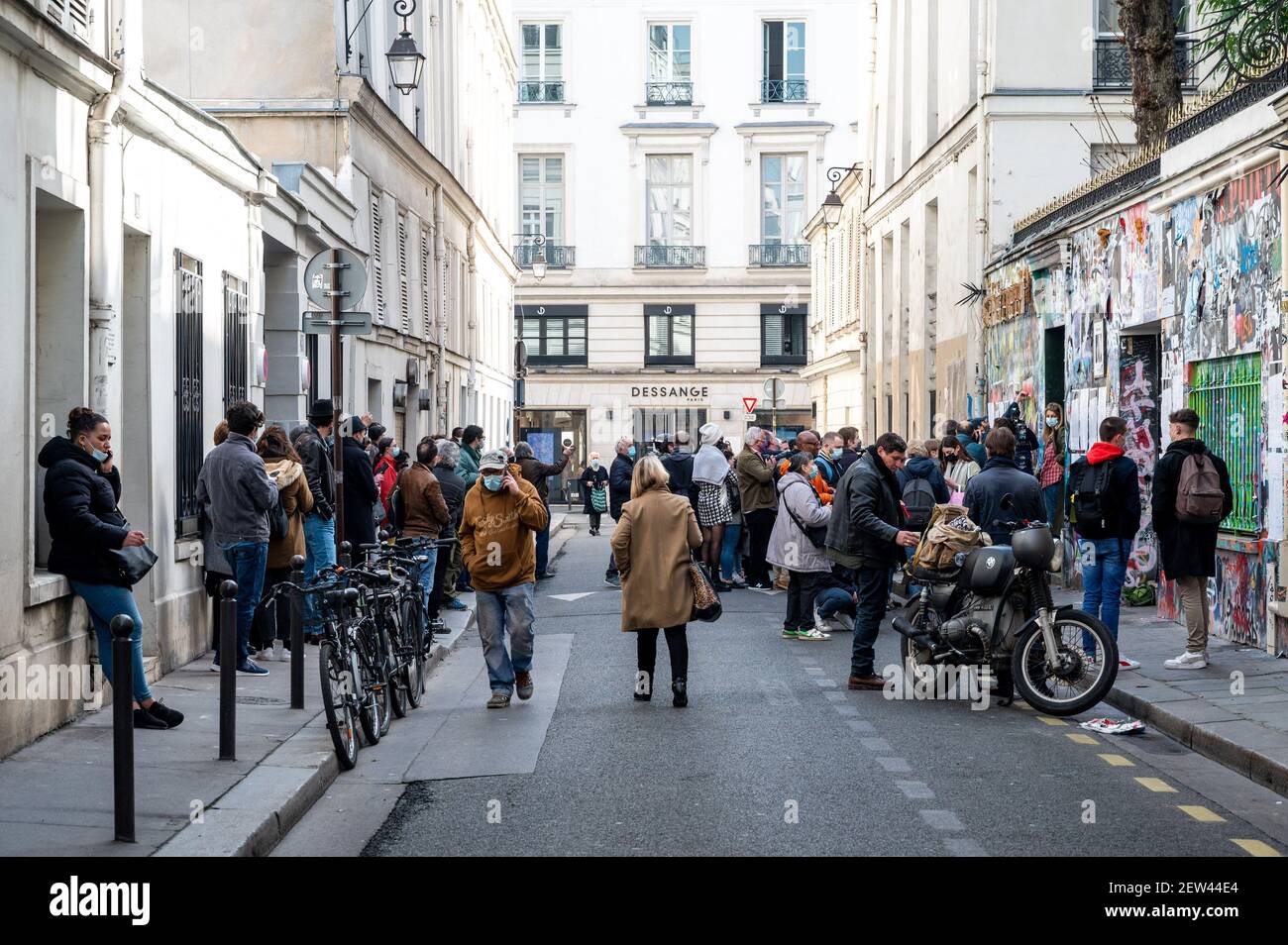 Tifosi e giornalisti si riuniscono accanto alla casa del cantante e autore Serge Ganisbourg, rue de Verneuil, a Parigi, il 2 marzo, 2021, il giorno stesso in cui Gainsbourg è scomparso 30 anni fa, il 2 marzo 1991. La facciata della casa è regolarmente coperta di graffite e foto fatte dai tifosi. L'interno della casa è intatto dal 1991 e sarà aperto come un museo. Foto di Ammar Abd Rabbo/ABACAPRESS.COM Foto Stock