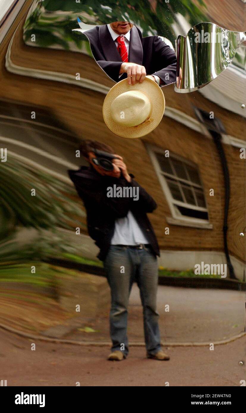 Il creatore visivo David Shilling, che è meglio conosciuto per le sue creazioni di cappelli per Royal Ascot, si innalza dalla sua recente installazione intitolata 'Big Kiss' che si trova all'ingresso di artLONDON che apre domani al quartier generale del Duke of Yorks a Chelsea.21 maggio 2002 foto Andy Paradise Foto Stock