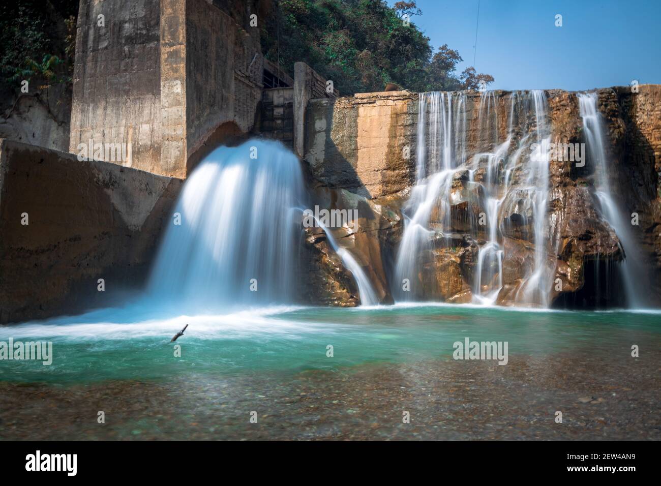 Esposizione uniforme e lunga delle cascate. Cascata cremosa e bella che cade da una scogliera nelle montagne. Foto Stock