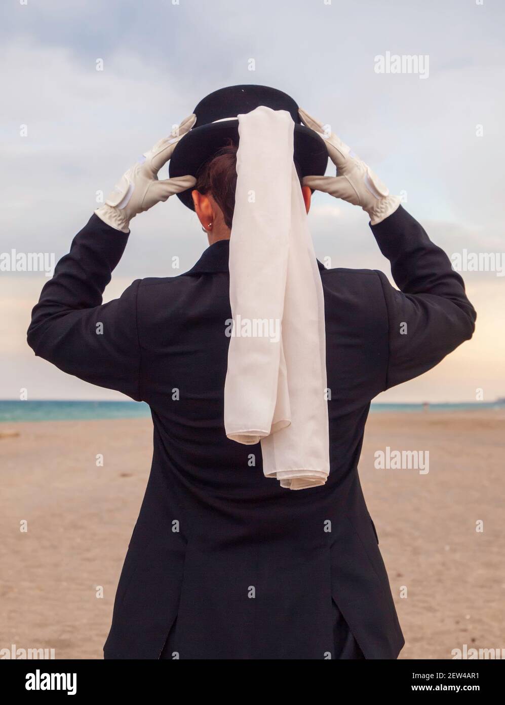 Bella dressage cavaliere con il suo cappello e sciarpa bianca Foto Stock