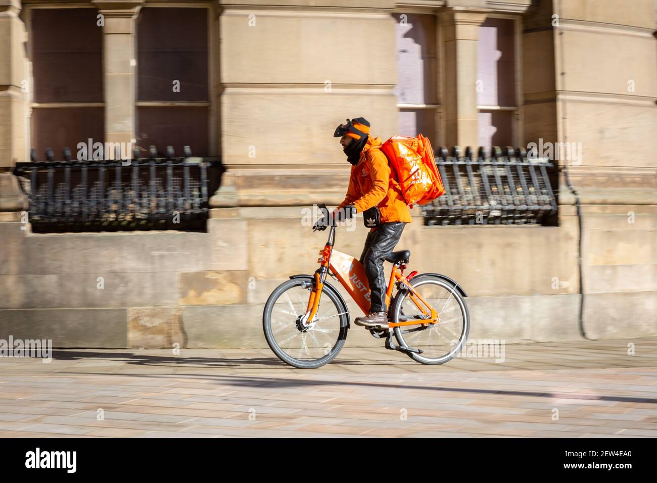 Consegna rapida di cibo ciclista in un centro città, Regno Unito Foto Stock