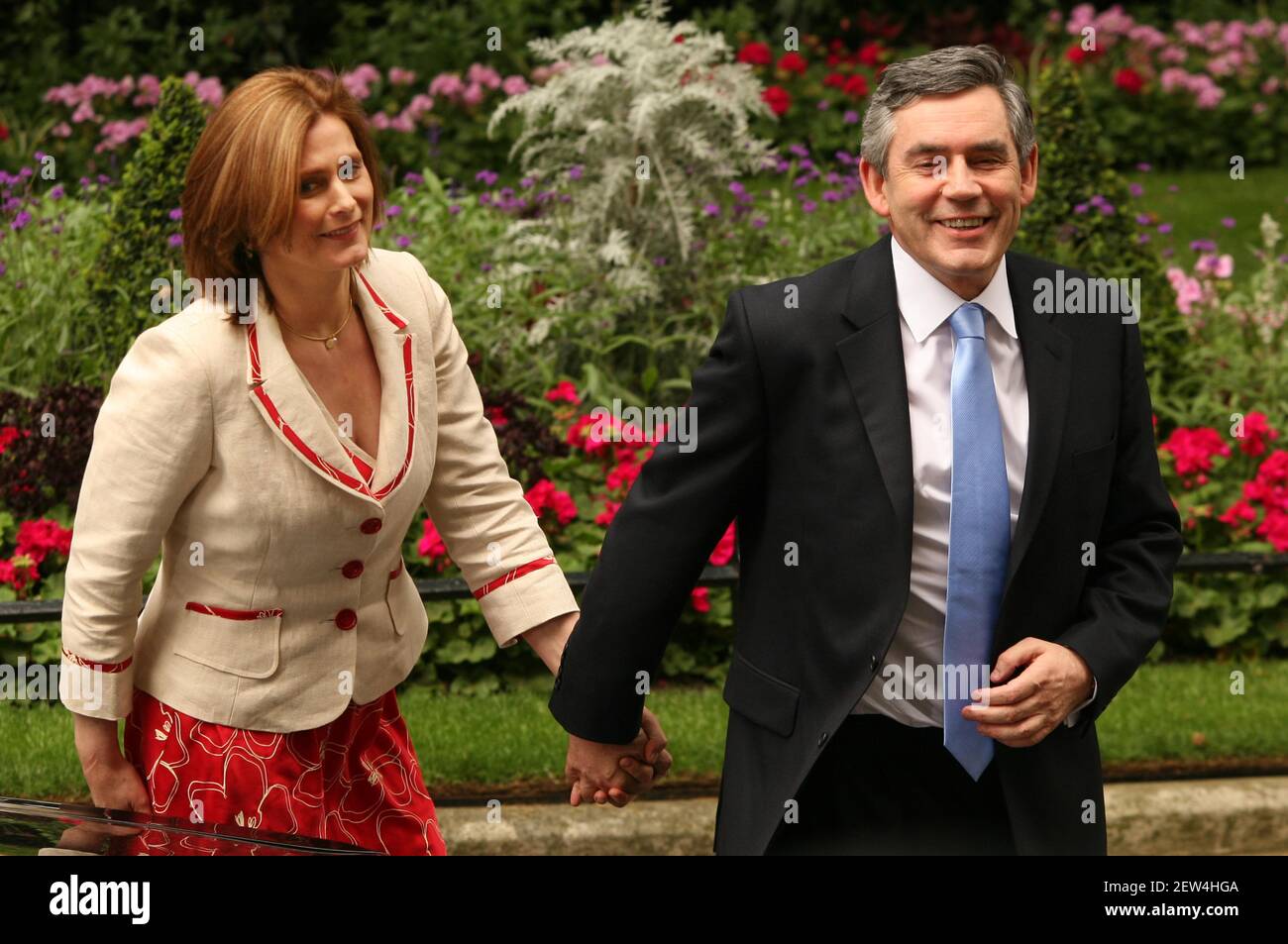 Gordon Brown arriva a Downing Street il suo primo giorno come nuovo primo ministro britannico... pic David Sandison Foto Stock