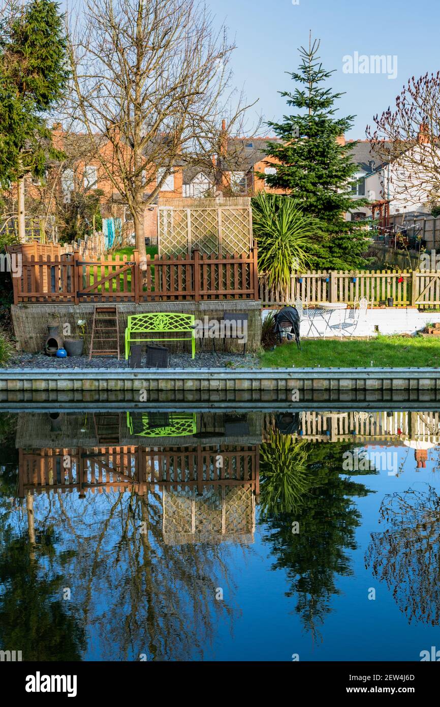 Giardino che si affaccia sul canale Worcester e Birmingham, Kings Norton, Birmingham UK Foto Stock