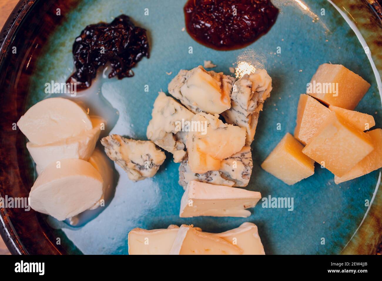 Piatto di formaggi con diversi tipi di formaggio con erbe di timo e noci Foto Stock