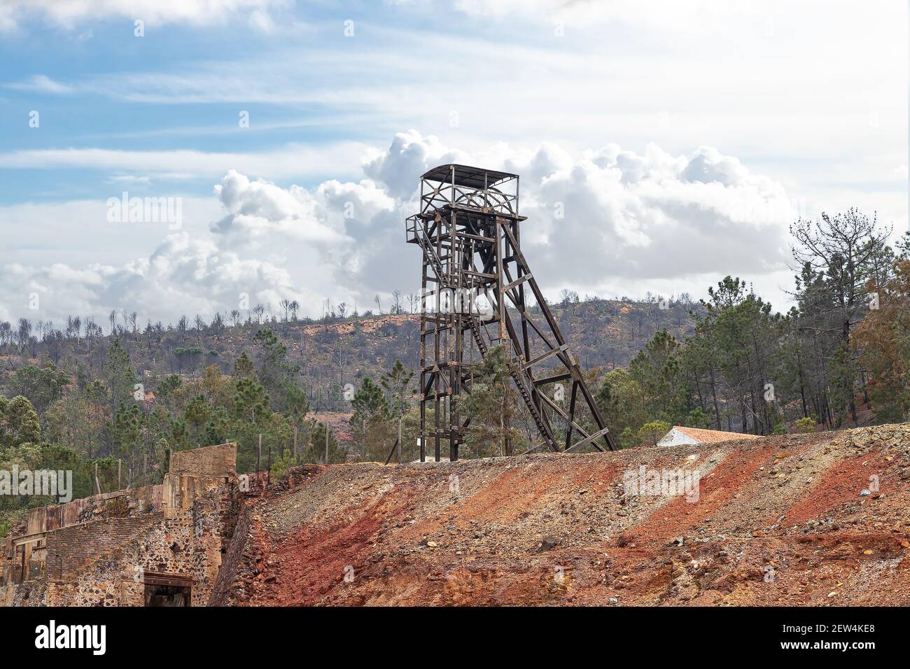 Particolare di Castillete (una struttura metallica a forma di torre) nella miniera abbandonata di rame, oro e argento a Peña de Hierro a Huelva, Anda Foto Stock