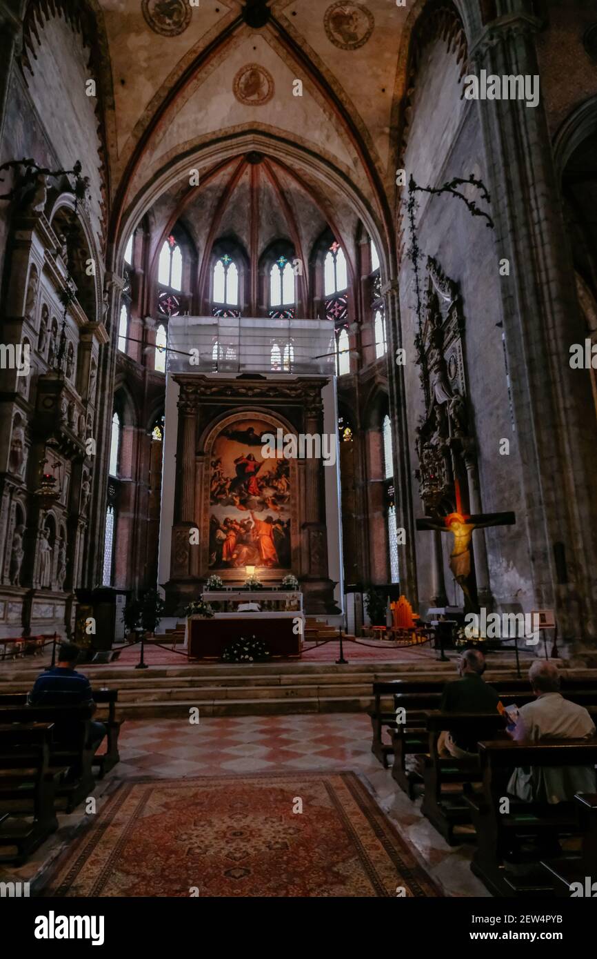 Interno della Basilica di Santa Maria gloriosa dei Frari - enorme Chiesa francescana gotica veneziana di mattoni rossi Foto Stock