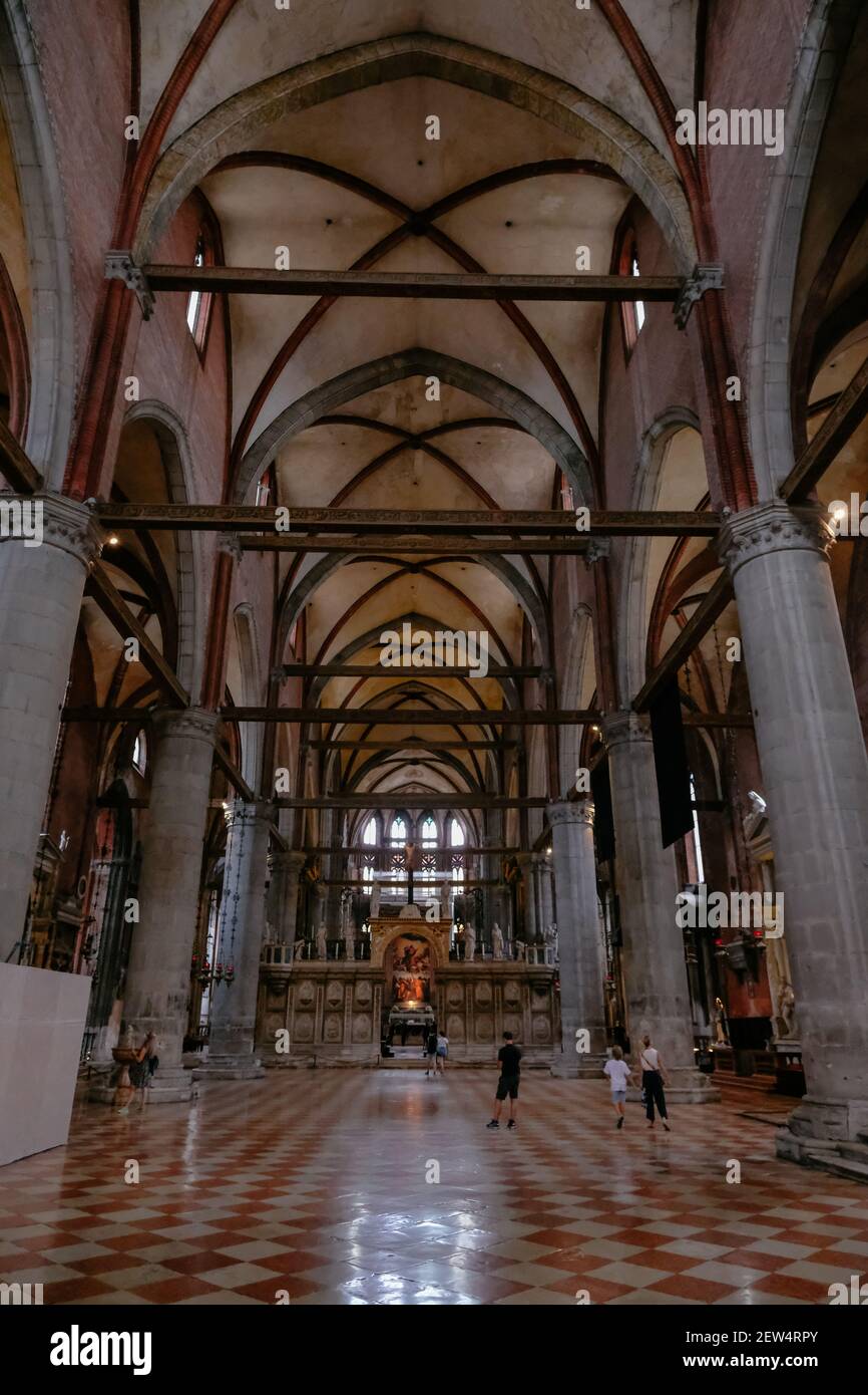 Interno della Basilica di Santa Maria gloriosa dei Frari - enorme Chiesa francescana gotica veneziana di mattoni rossi Foto Stock