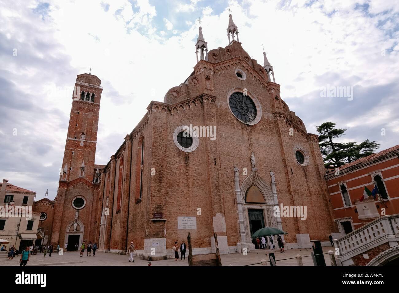 Basilica di Santa Maria gloriosa dei Frari - enorme gotico veneziano Chiesa Francescana di mattoni rossi Foto Stock