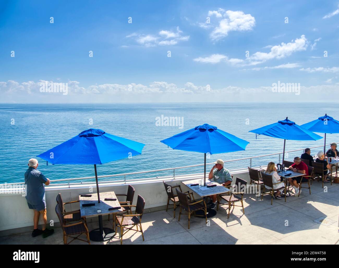 Ristorante all'aperto sul Pier Point sulla nuova St Pete Pier aperto nel 2020 a San Pietroburgo, Florida USA Foto Stock