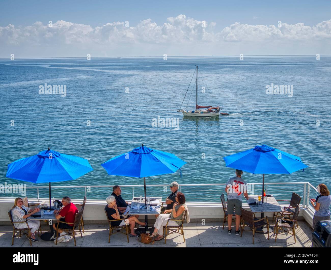 Ristorante all'aperto sul Pier Point sulla nuova St Pete Pier aperto nel 2020 a San Pietroburgo, Florida USA Foto Stock