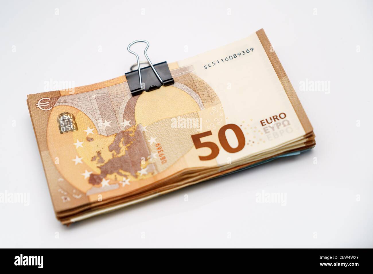 Pila di fogli piegati della moneta europea note su sfondo bianco, euro, denaro. Foto Stock
