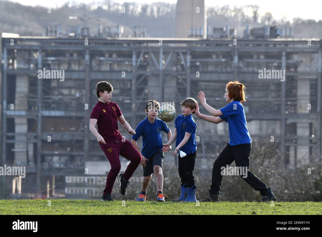 Bambini che hanno un calcio dopo la scuola sulla Gran Bretagna, Regno Unito, 2021 Foto Stock