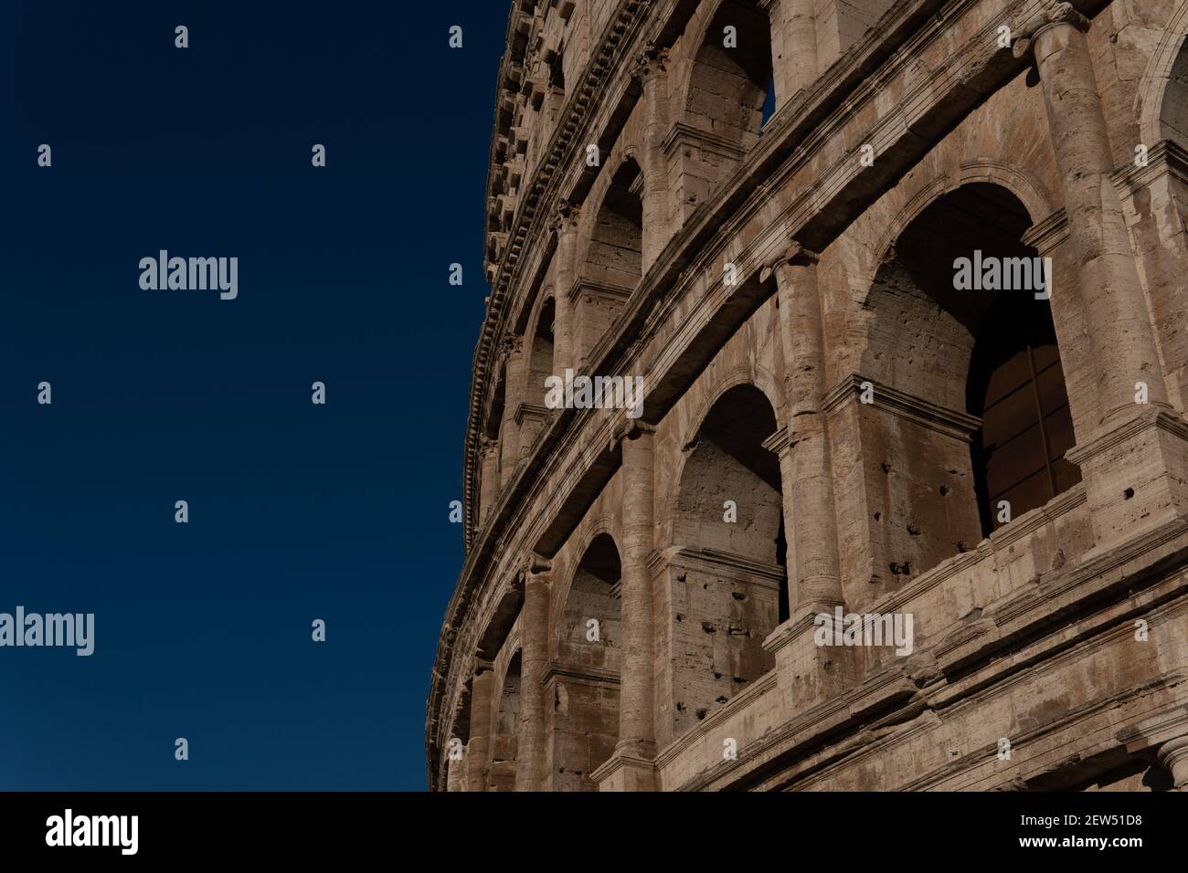 Foto ravvicinata della facciata del Colosseo in serata Foto Stock