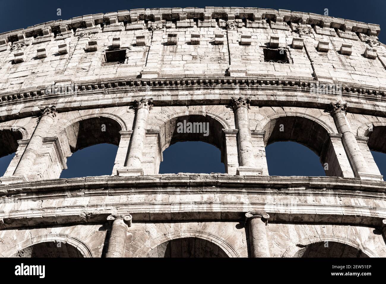 Foto ravvicinata della facciata del Colosseo in serata Foto Stock