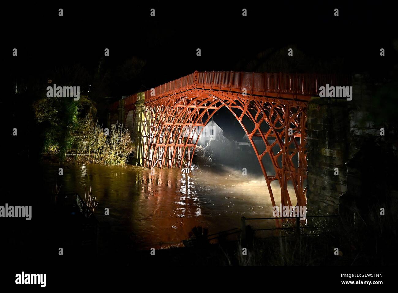 L'Ironbridge, Shropshire di notte con il fiume Severn in piena. Copyright 2020 © Sam Bagnall Foto Stock