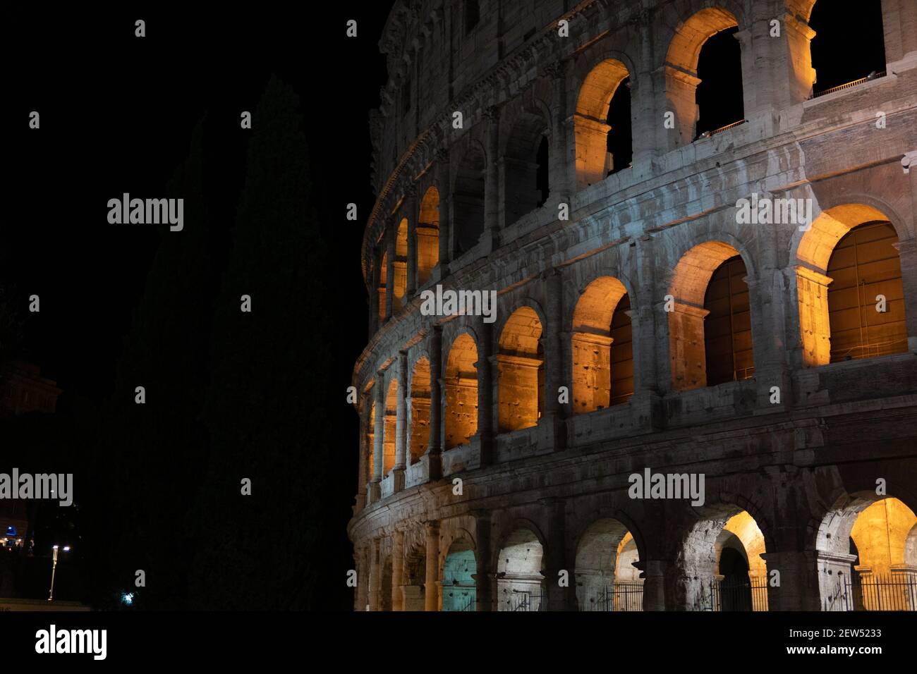 Foto da vicino della facciata del Colosseo con luci di notte Foto Stock