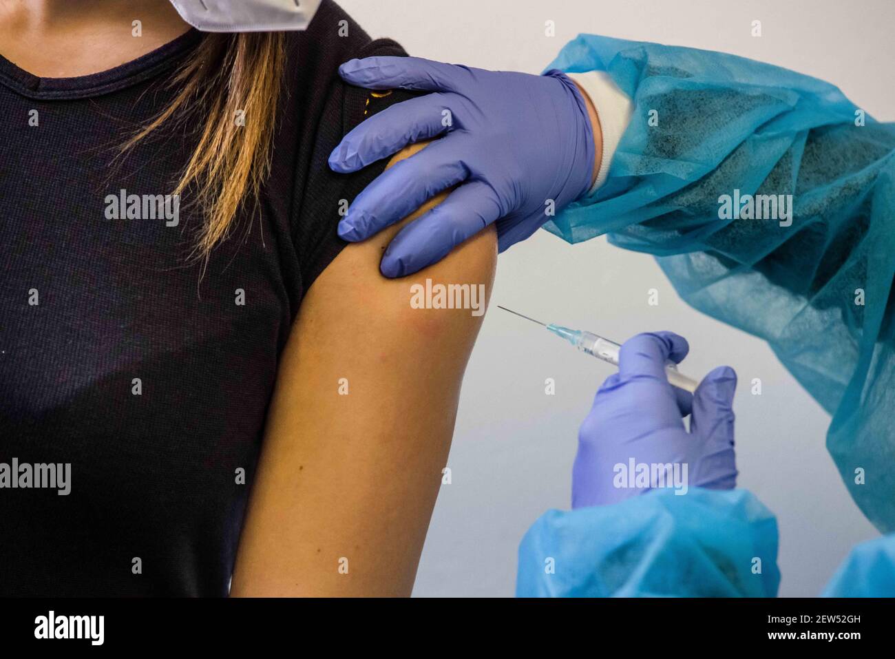 Monaco, Baviera, Germania. 2 marzo 2021. La somministrazione del vaccino AstraZeneca Covid alla polizia di Monaco. A partire da circa 10,000 dosi del vaccino AstraZeneca Covid-19, la polizia bavarese ha iniziato a vaccinare le sue unità di polizia specializzate Bereitschaftspolizei ed Einsatzeinheiten che si occupano di manifestazioni, rivolte e altre missioni. Il programma vaccinale tedesco è stato criticato per essere estremamente lento, con numerose nazioni che superano non solo la percentuale della popolazione vaccinata, ma anche il numero assoluto mentre vaccinano le persone a rischio e contemporaneamente il generale Foto Stock