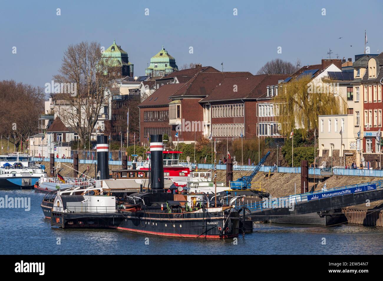 Canale Vinckekanal con la nave museo Oscar Huber nel porto di Ruhrort, Duisburg, zona della Ruhr, Renania settentrionale-Vestfalia, Germania, Europa Foto Stock